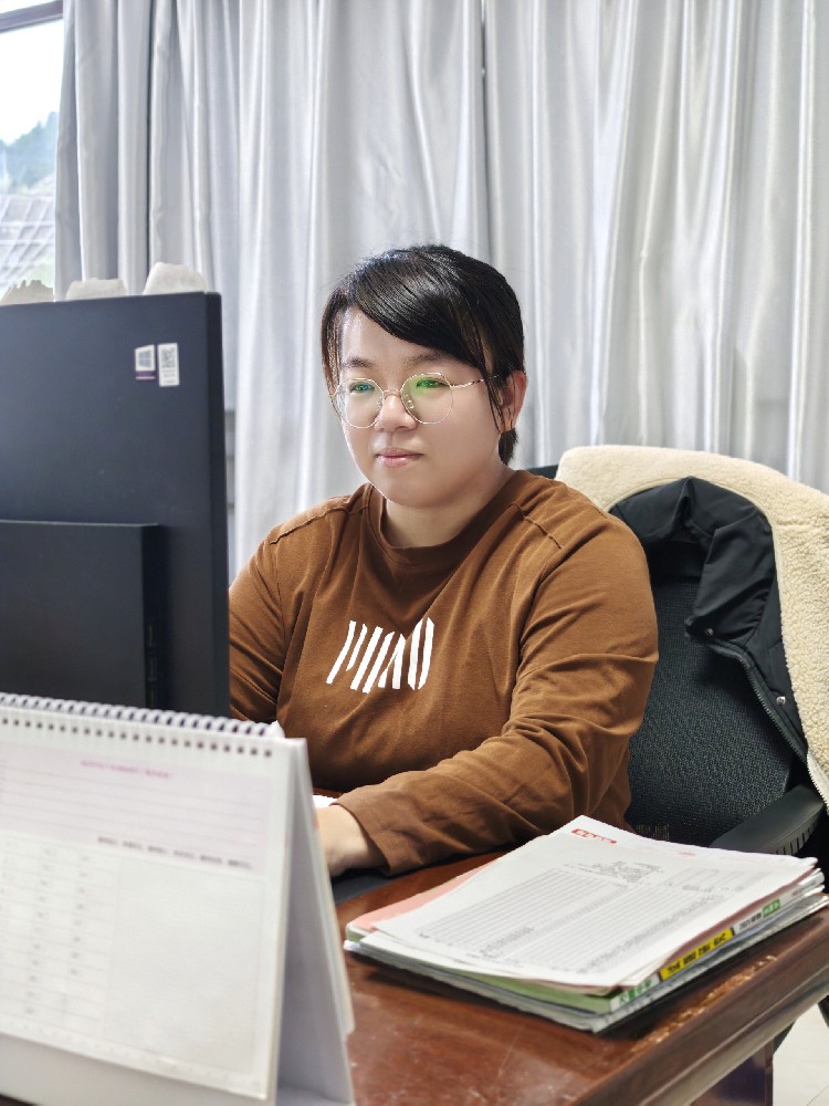 生物教研組長：劉彬彬